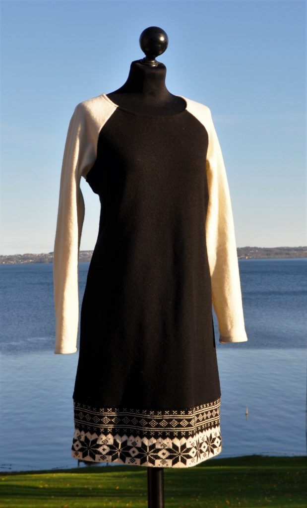 Enkel kjole med strikk nederst, deilig å ha på, Str. M/L, Kr. 2000,-