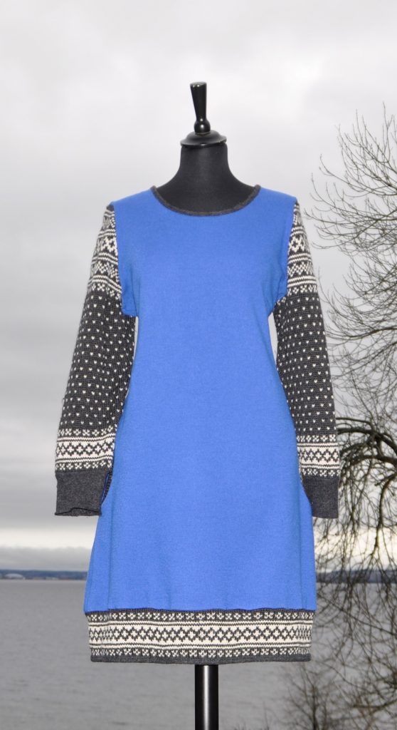 Kongeblå kjole med lommer Str M/L, kr 1500,- (50%)