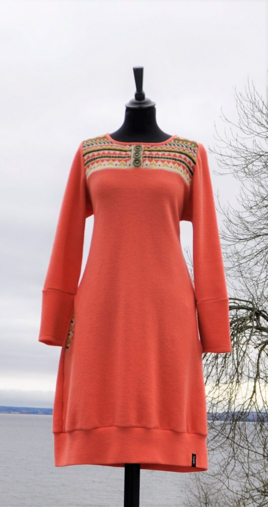 Lakserød kjole med lommer Str M/L, kr 1500,- (50%)