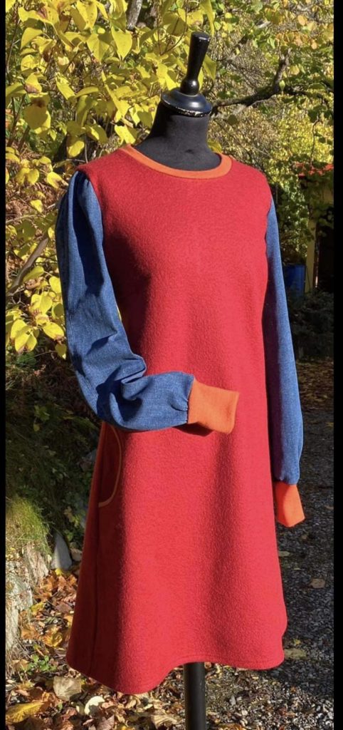 Kjole med ermer fra olabukse, Str L/M, kr. 2800,-