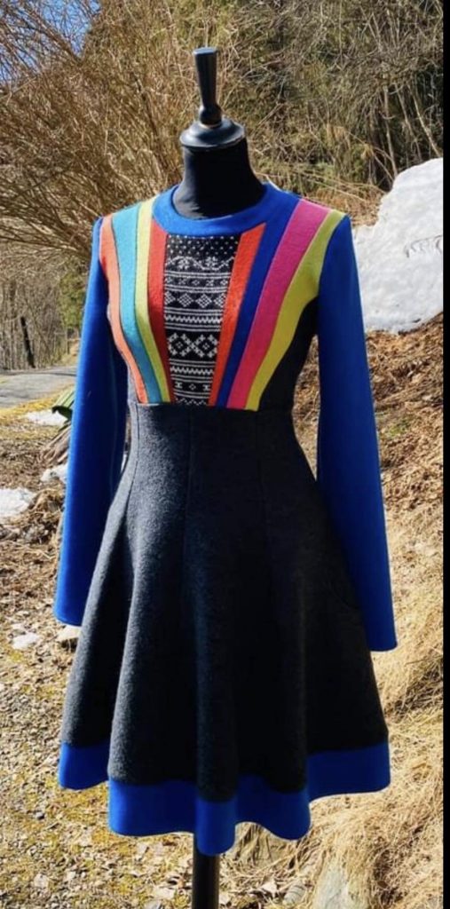 Kjole med 8 delt skjørt Str. M/L, Kr. 3200,-