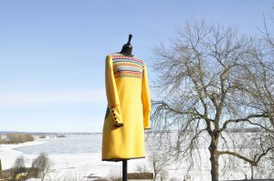 Gul kjole med knapper på ermer, Str. M/L kr. 2990,-