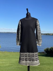 Svart kjole Str. M/L, Kr. 2990,-