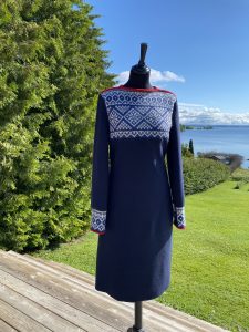 Mørk blå kjole str M/L, Kr. 2990