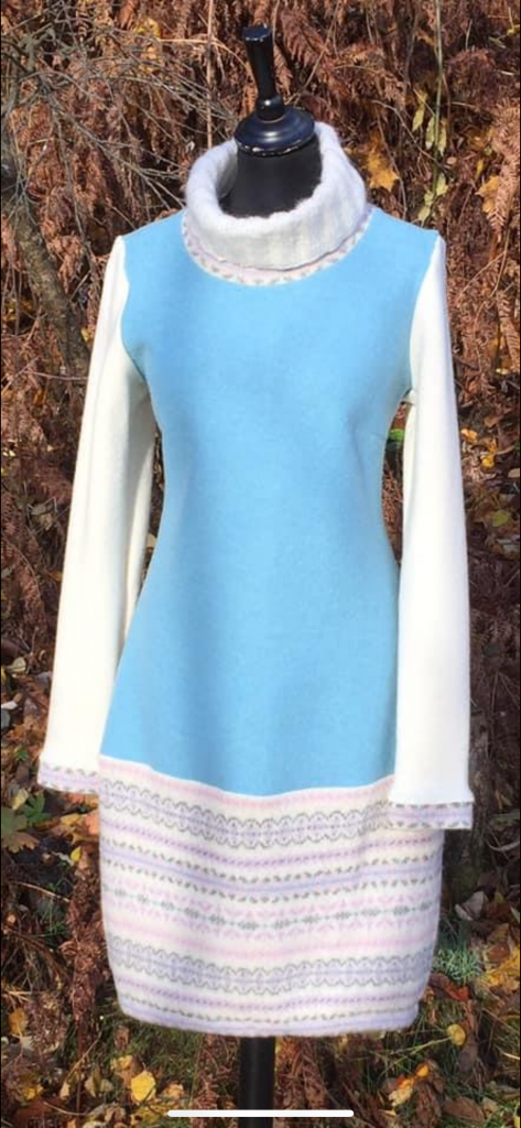 Lys blå/turkis, Str. M, Kr. 2800,-