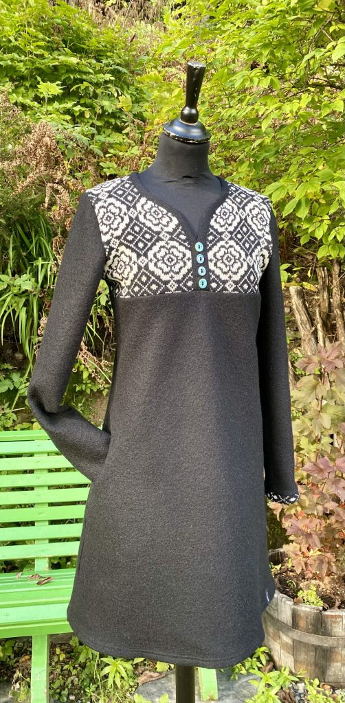 Svart kjole med turkise knapper, Str, S, Kr 2990,-