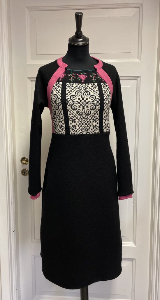 Svart kjole, str M/L, kr 2990