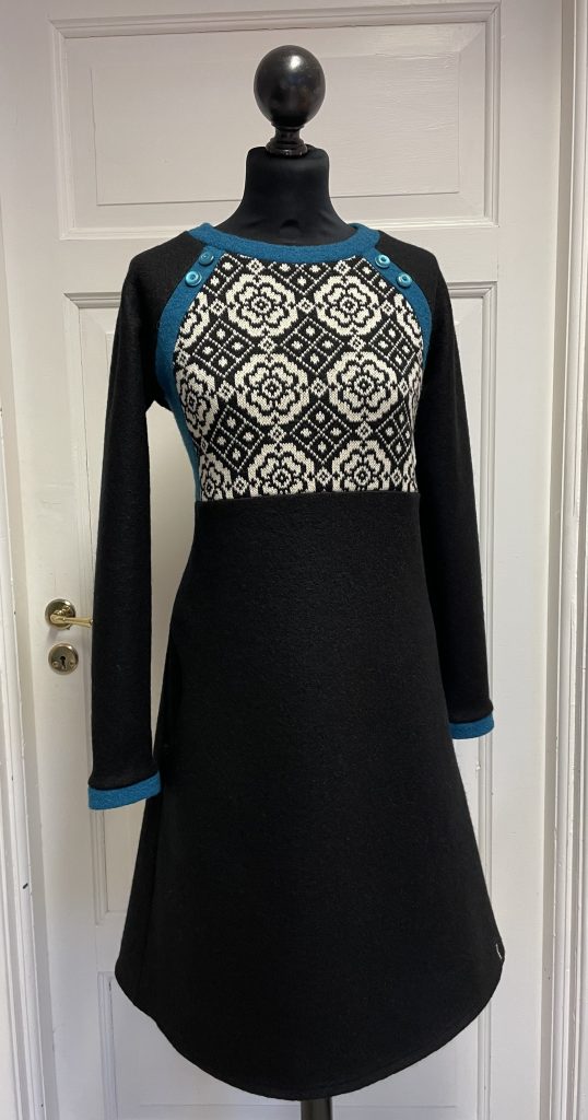 Svart Kjole Str. M/L Kr. 2990,.