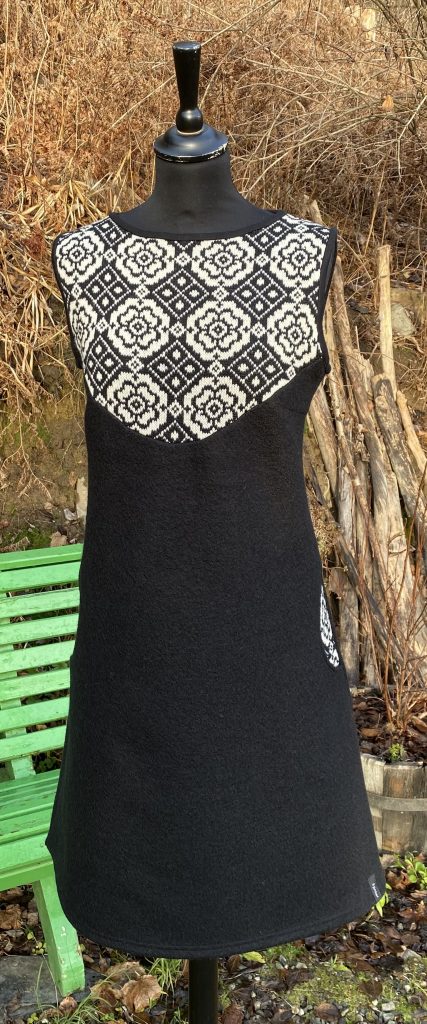 Svart tunika med lommer og pulsvanter, Str M/L, Kr. 2600,-