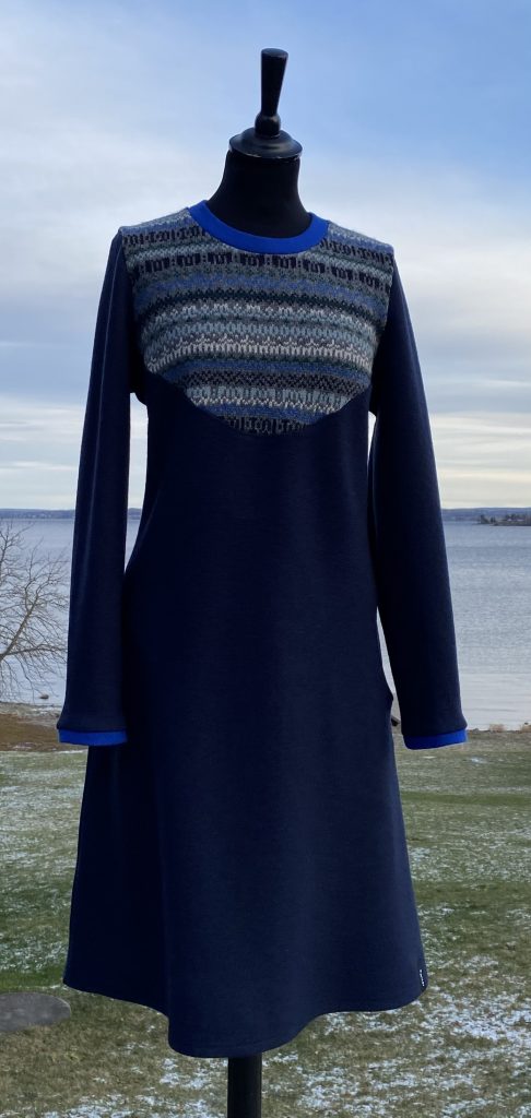 Marineblå kjole med lommer, M/L, Kr. 2990,-